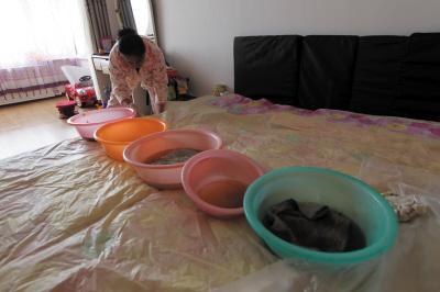 玉溪楼上漏水，住户失联，小区没物管，业主维权难！律师来支招……